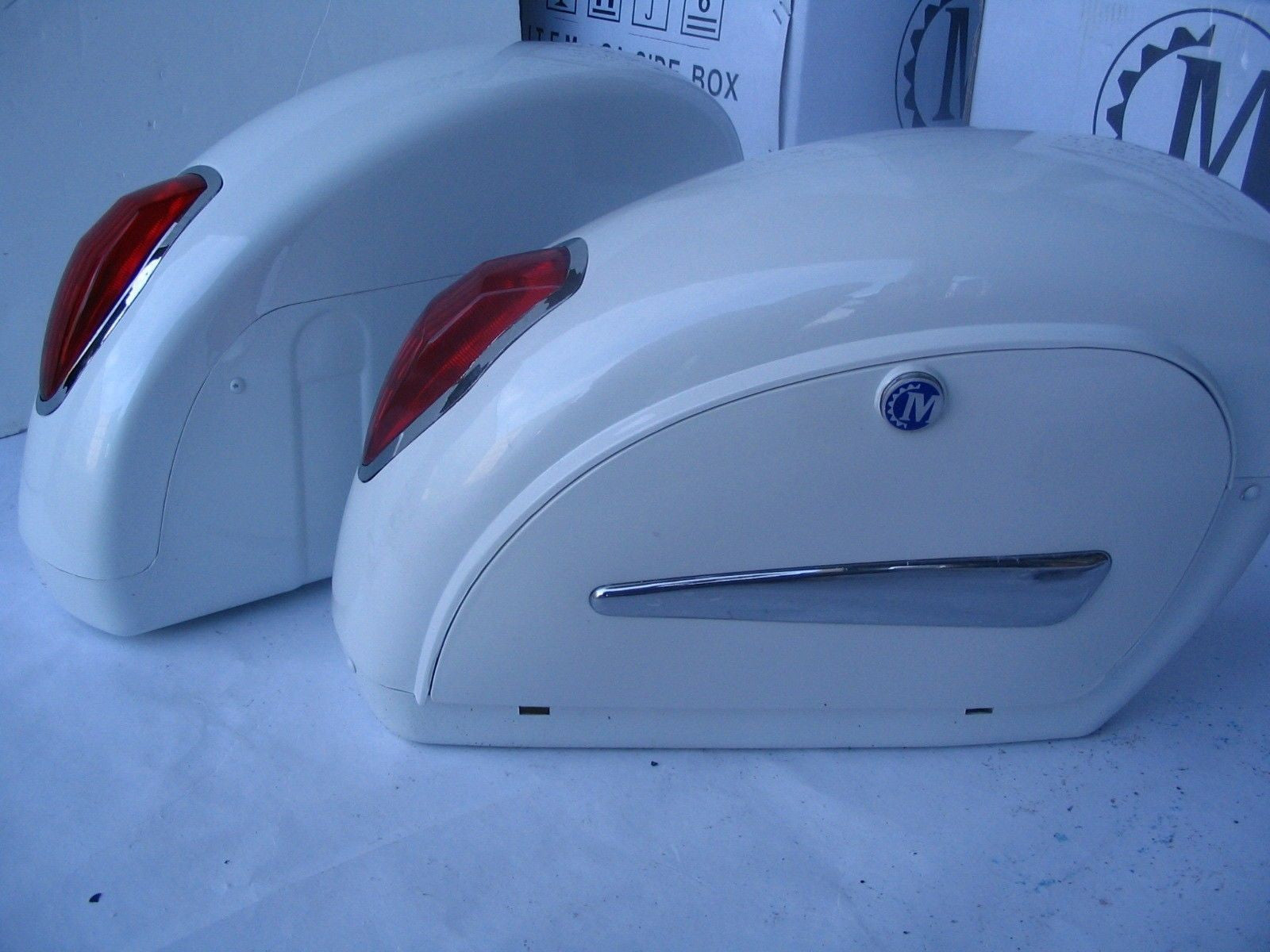 Universal LN Hard Saddlebags Glossy White Mutazu Inc